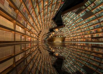 کتابفروشی چینی با معماری داخلی بی نظیر که آن را شبیه تونل بی پایانی از کتاب می نماید