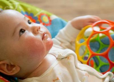 بالا نگاه کردن نوزاد؛ فرایند طبیعی رشد یا نشانه اوتیسم؟